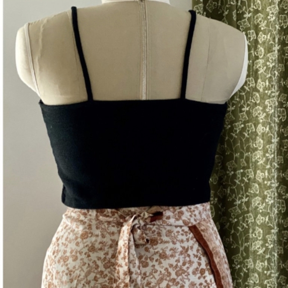 crop spaghetti strap tank in black - Picture 3 of 3